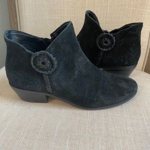 Jack Rogers black booties
